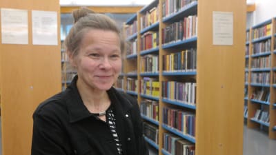 Finsklärare Sirkku Rautakorpi i biblioteket i Korpo