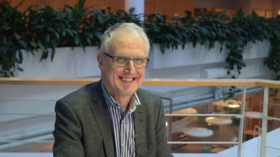 Peter Karlsson sitter i Pargas stadshus med blommor i bakgrunden