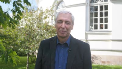 Nils-Erik Villstrand utanför observatoriet i Åbo