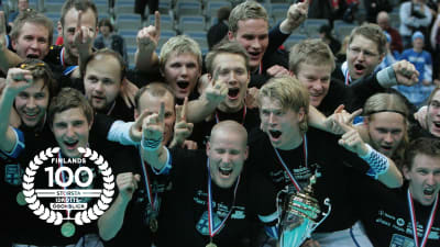 Finland firar VM-guldet 2008, med logo för Finlands 100 största idrottsögonblick.