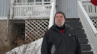 Dick Karlsson står framför sin veranda i Munkviken i Pargas