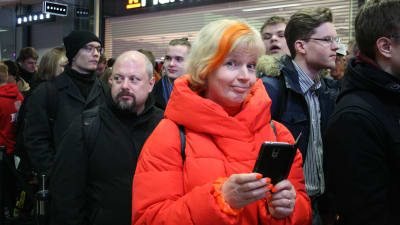 Pirjo Pakonen hade klätt sig i orange. 