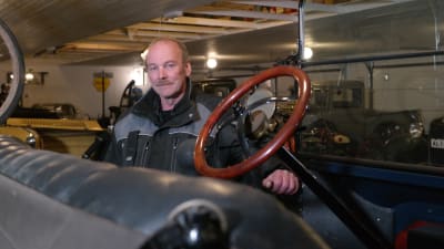 Anders Jansson står bakom en gammal öppen Ford