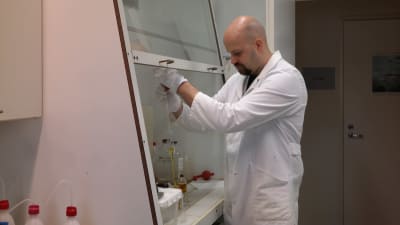Tony Cederberg undersöker ett vattenprov i ett laboratorium på Husö