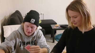 Kasper Börman och Erin Lindblom spelar kort