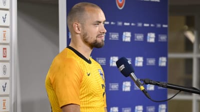 Carljohan Eriksson blir intervjuad i landslaget.