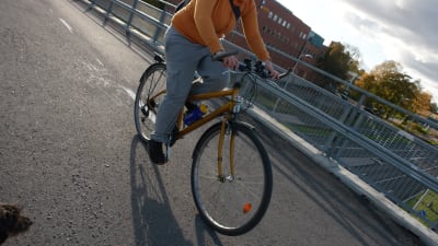 Cyklist på landsvägen