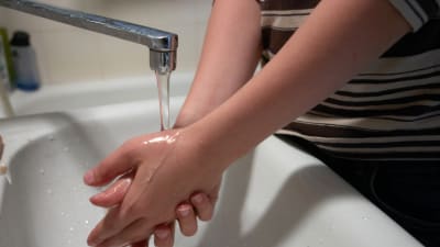 anonym som tvättar händerna