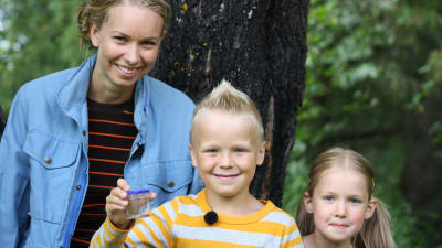 Hanna Enlund tillsammans med barnen Alex och Linn.