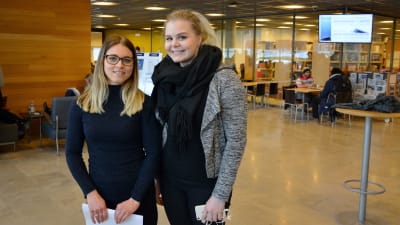 Sofia Siponen och Emelie Bergenheim studerar till språkbadslärare.