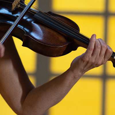 nainen soittaa viulua