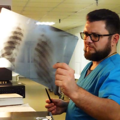 En läkare studerar en röntgenbild