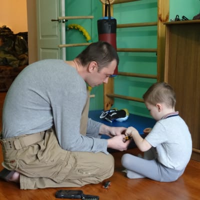 En pappa bygger lego med sin son