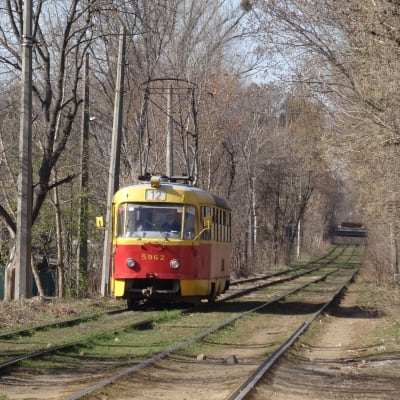 Spårvagnslinje 12 i Kiev går genom skog