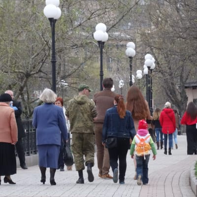 Människor promenerar i en park i Donetsk.
