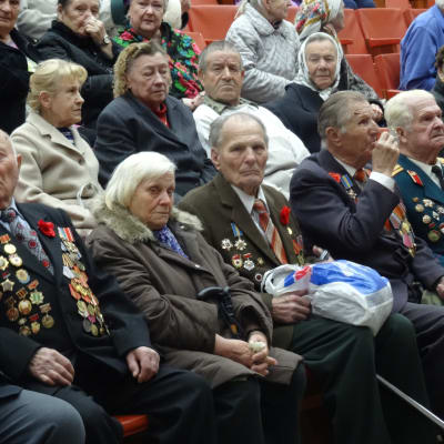 Krigsveteraner på fest i Kiev inför segerdagen 2015