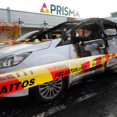 Bilen som antändes av en pekdator skadades svårt. 