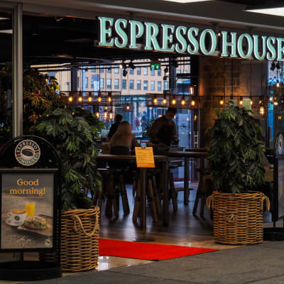 Ingång till Espresso House i Citycenter i Helsingfors.