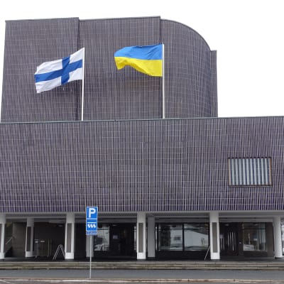 Seinäjoen kaupungintalon lipputangoissa nostettuna Suomen ja Ukrainan liput suurlähettiläs Olga Dibrovan vierailun kunniaksi 23.3.23.