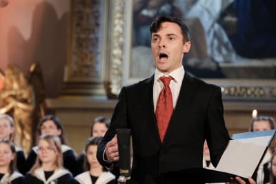 Tenoren Joel Forsström uppträder med "O helga natt" under luciakröningen den 13 december 2022.