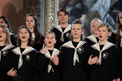 Elever från musikklasserna vid Åshöjdens grundskola uppträder under luciakröningen.