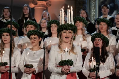 Finlands lucia Wilma Grönqvist uppträder med kör.