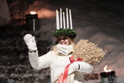 Finlands lucia Wilma Grönqvist skrider ner för Domkyrkans trappor.