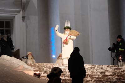 Finlands lucia Wilma Grönqvist skrider ner för Domkyrkans trappor.