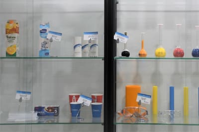 Produkter som tillverkas av plast från Borealis i Borgå visas upp i ett vitrinskåp.