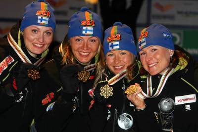 Pirjo Muranen, Virpi Sarasvuo, Riitta-Liisa Roponen och Aino-Kaisa Saarinen poserar med VM-guldmedaljerna i stafett 2009.