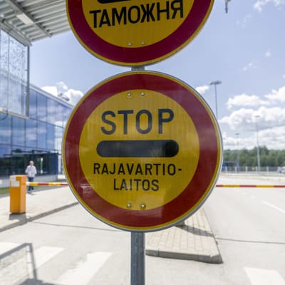 Stop-kyltti Nuijamaan raja-asemalla.