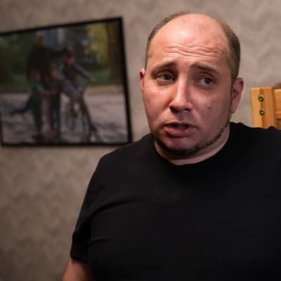 En ukrainsk man som ser bekymrad ut.