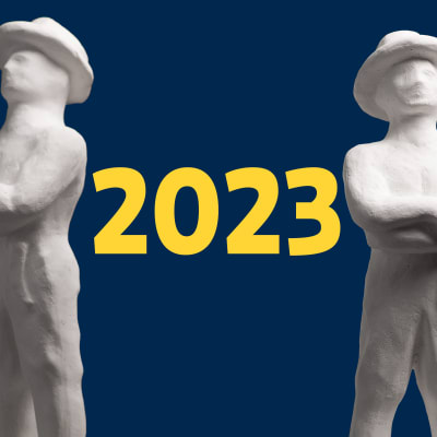 Kolmen Jussi-patsaan välissä lukee "2023".