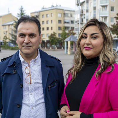 Fraidun Qeyam ja Nellab Mehri rinnakkain Kuokkalan ostoskeskuksen pihassa ja katsovat kameraan.