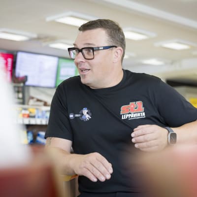 Företagaren Matti Tukiainen med svart t-shirt med stl-logo