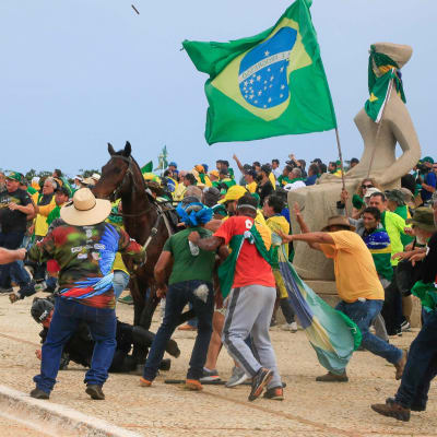 Hevospoliisi ja mielenosoittajat ottivat yhteen Brasilian pääkaupungissa Brasíliassa sunnuntaina 8. tammikuuta.