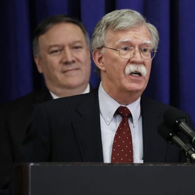 USA:s nationelle säkerhetsrådgivare John Bolton (i förgrunden), utrikesminister Mike Pompeo och USA:s FN-ambassadör Nikki Haley under en presskonferens i New York inför öppningen av FN:s generalförsamling. 