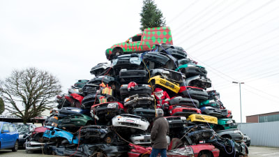 Julgran av skrotbilar