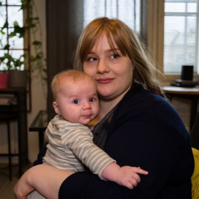 Nelli Korhonen ja vauva Oskar Korhonen
