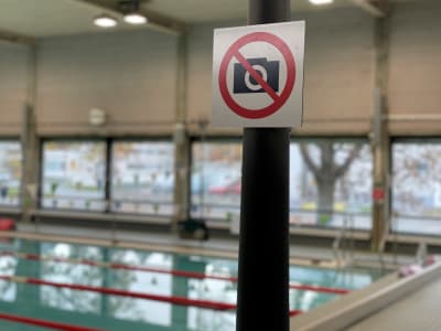 En skylt som signalerar fotograferingsförbud i en simhall.