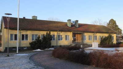 Karis före detta stadshus, en gul byggnad ritad av Hilding Ekelund.