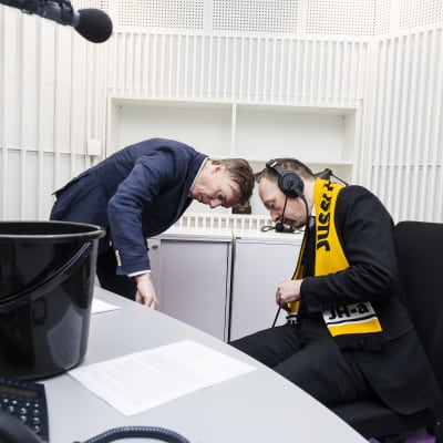 Toimittaja Tapio Pajunen ja Jussi Halla-aho tutustuvat studion tekniikkaan.