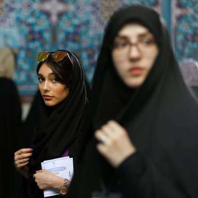 Iranska kvinnor med olika typers slöjor