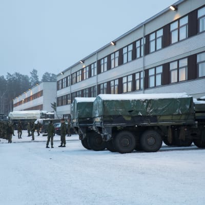Karjalan prikaatin varusmiehet suorittamassa suojeluhälytys-harjoitusta Kouvolan Vekaranjärvellä.