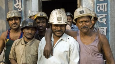 Gruvarbetare vid en kolgruva i Indien