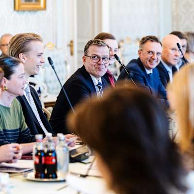 Pääministeri Petteri Orpo järjesti 18. maaliskuuta 2024 Helsingin Smolnassa pyöreän pöydän keskustelun yhdenvertaisuudesta ja syrjimättömyydestä.