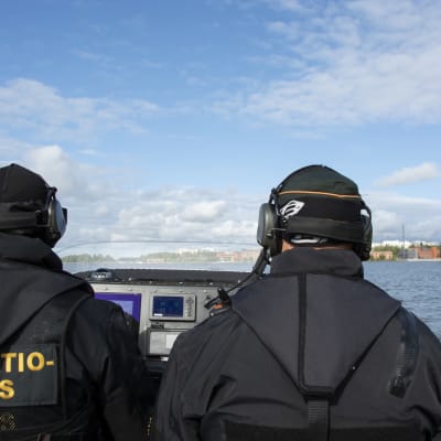 två sjöbevakare i en patrullbåt.