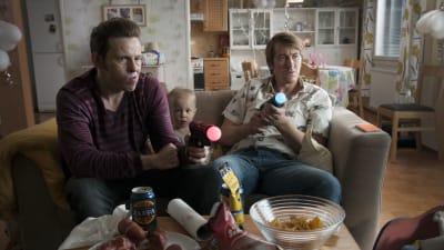 Timo Lavikainen och Jussi Vatanen agerar barnvakter med tv-spel som största intresse.