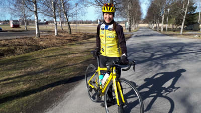 Porträtt av Anki Virkama med sin cykel.