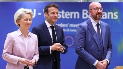 EU-kommissionens ordförande Ursula von der Leyen, Frankrikes president Emmanuel Macron och Europeiska rådets ordförande Charles Michel.